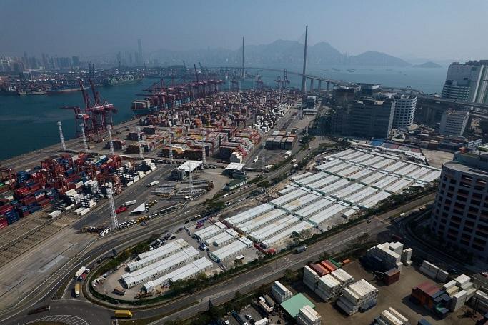 鄧炳強視察青衣隔離設施 稱會改善環境及膳食