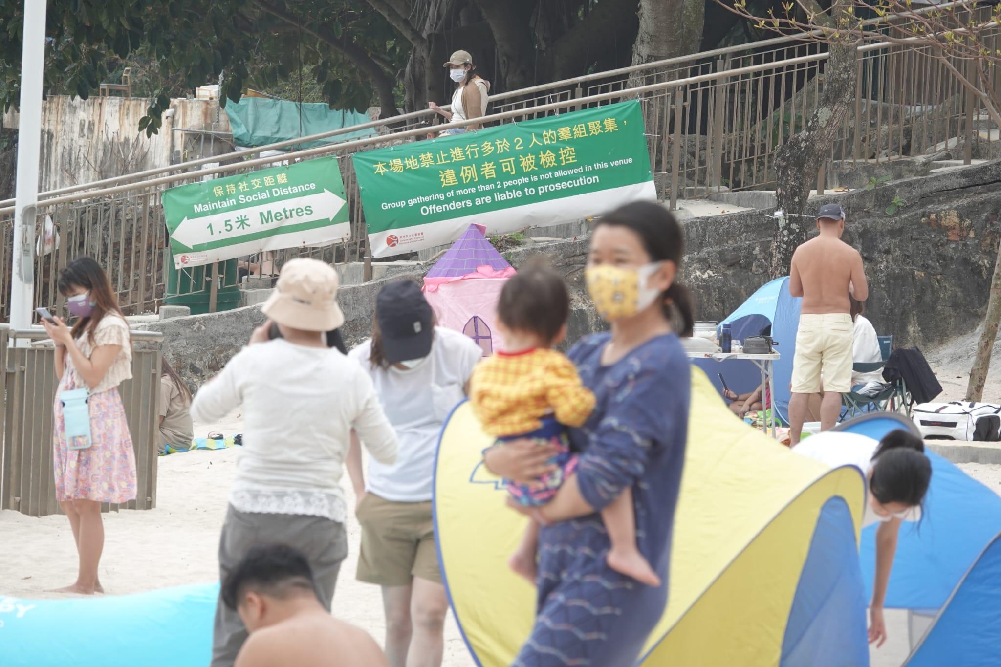 近日不少市民到沙灘休憩。(陳奕釗攝)