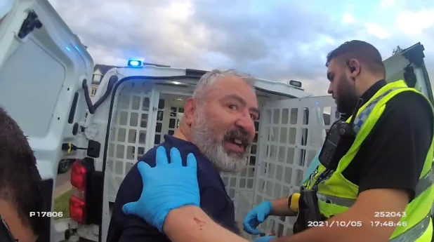 英鄰里爭執 狂男因泊車問題27刀砍殺鄰居 被捕笑說「一早警告過你」(有片)