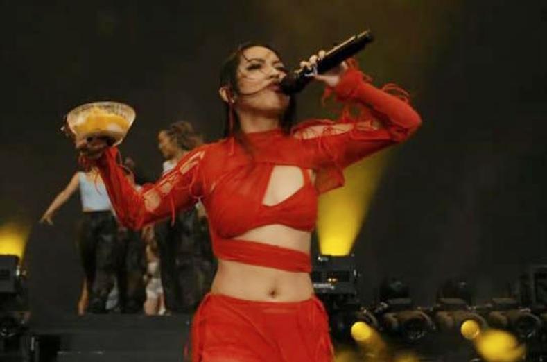 Danupha Khanatheerakul在美國舞台上宣傳泰國著名甜點芒果糯米飯。(互聯網)