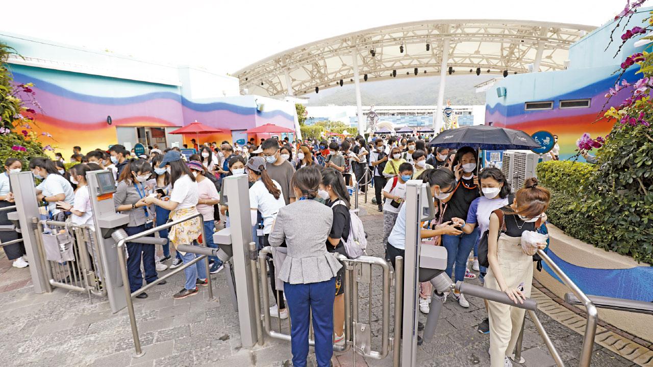 防疫初鬆綁｜人潮湧主題樂園 報復式晚市 商場料周末生意增五成