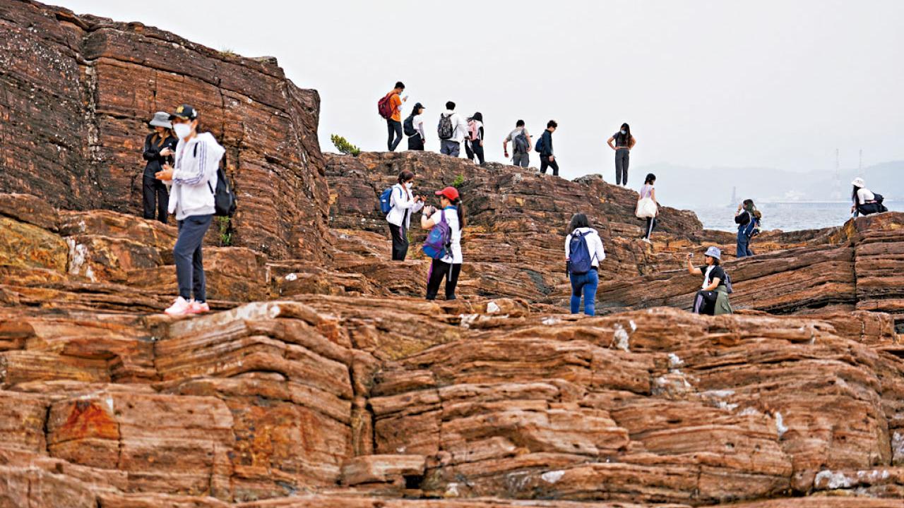 復活節長假最後一日 碼頭離島人頭湧湧