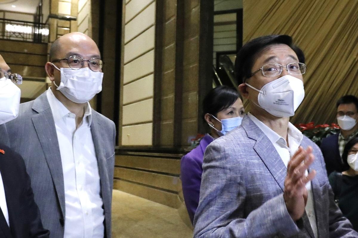 譚志源(左)透露，李家超(右)日內會公布政綱。(資料圖片／林俊源攝)