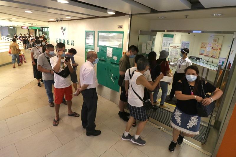 香港郵政宣布，全線120間郵政局將於下周一起恢復正常營業時間。