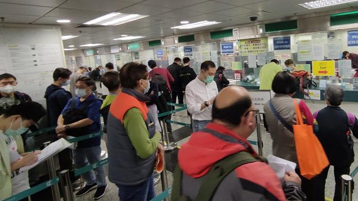 新一份審計報告指，運輸署要加強推廣網上續領駕駛執照及車輛牌照服務。