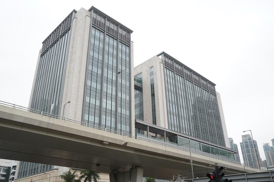 早前在葵涌邨單位外吐口水的男子，今日在西九龍裁判法院被判監30日。