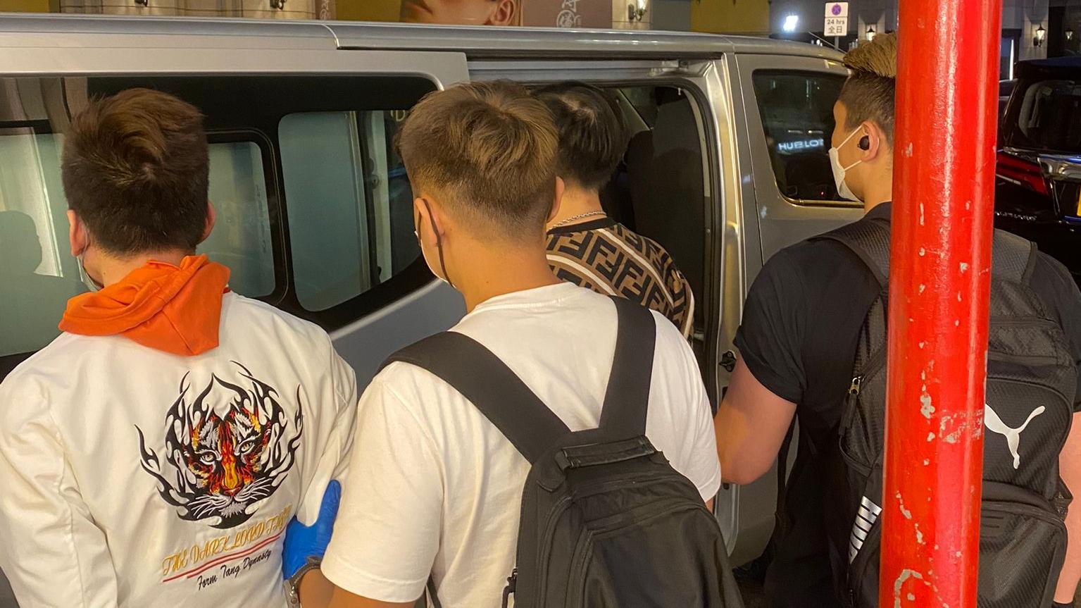 警突擊搜查廣東道一間酒店  拘3人涉藏毒販毒檢軍刀毒品