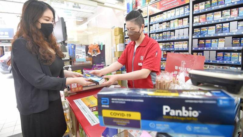 台灣疫情較為嚴重的縣市今起有平價雅培快測包發售。(互聯網)