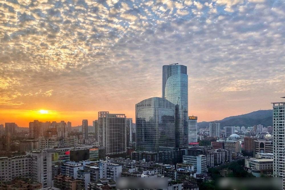 廣州周二傍晚出現魚鱗雲。(candyxian12微博)