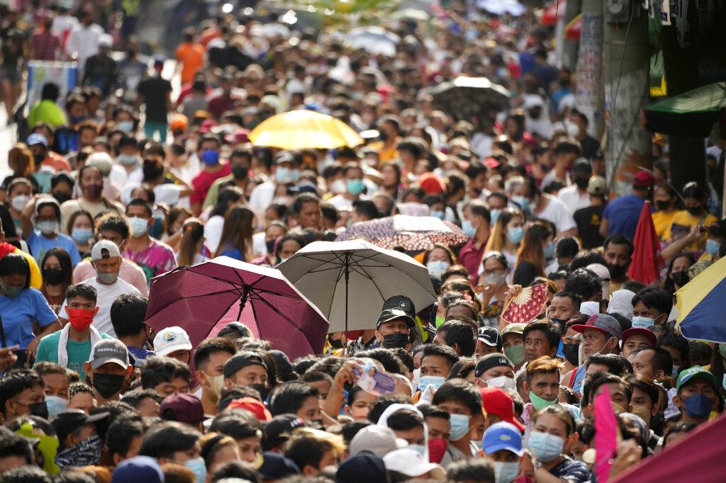 馬尼拉Tondo區大批選民在票站外等候投票。(美聯社)
