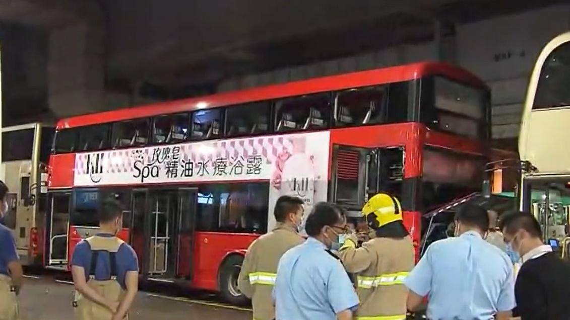 將軍澳九巴起火無人受傷，疑機件故障。(電視截圖)