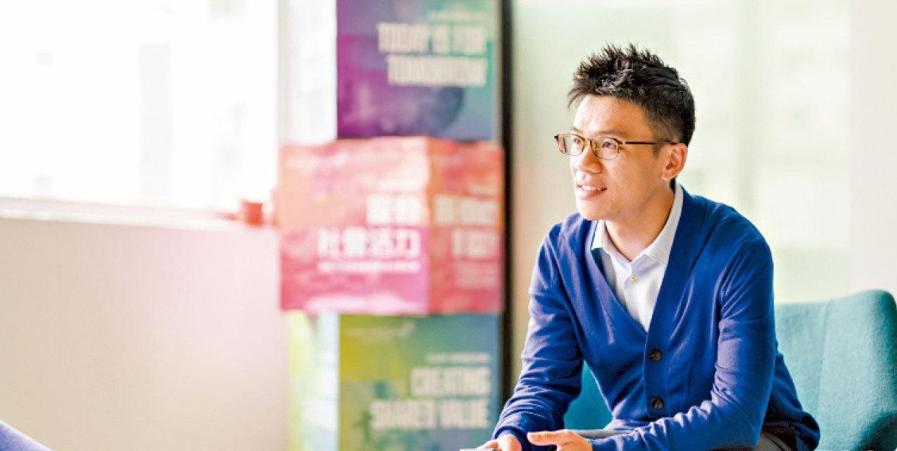 「舖王」鄧成波家族頻頻沽貨，最新項目是筲箕灣新高聲工業大廈地地廠，成交價5,500萬元，扣除稅款和使費等開支後，實際料蝕金逾3,300萬元。（圖為「舖王」鄧成波第五子鄧耀昇）