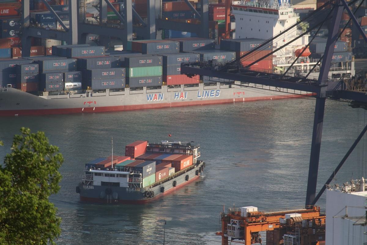 昨日有2.1萬噸跨境物資由深圳經水路來港。(資料圖片)