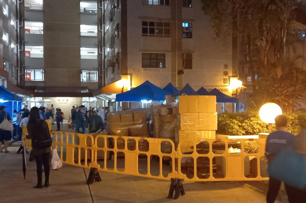 當局圍封樂華邨秉華樓，要求範圍內居民強制檢測。(網民Sing Cheng@FB群組「樂華邨」)