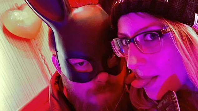 英警偕救護女友接客玩3P 1500蚊一個鐘 被記者放蛇踢爆 終身禁任警務