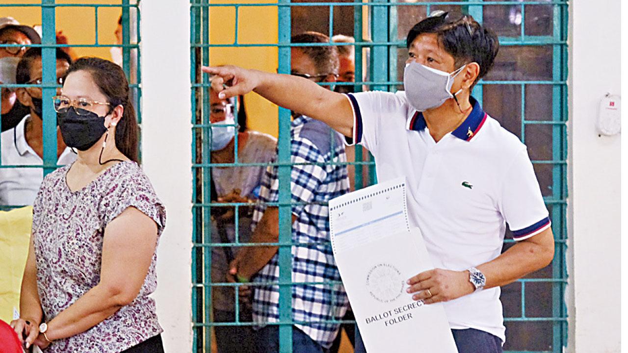 小馬可斯在北部伊羅戈省票站投票。(美聯社)