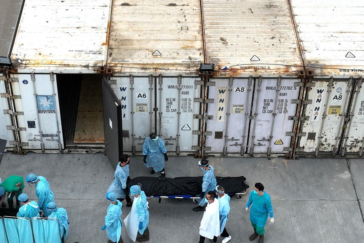 政府在富山殮房外，擺放租用的冷凍貨櫃作臨時停屍間。(資料圖片／陳奕釗攝)