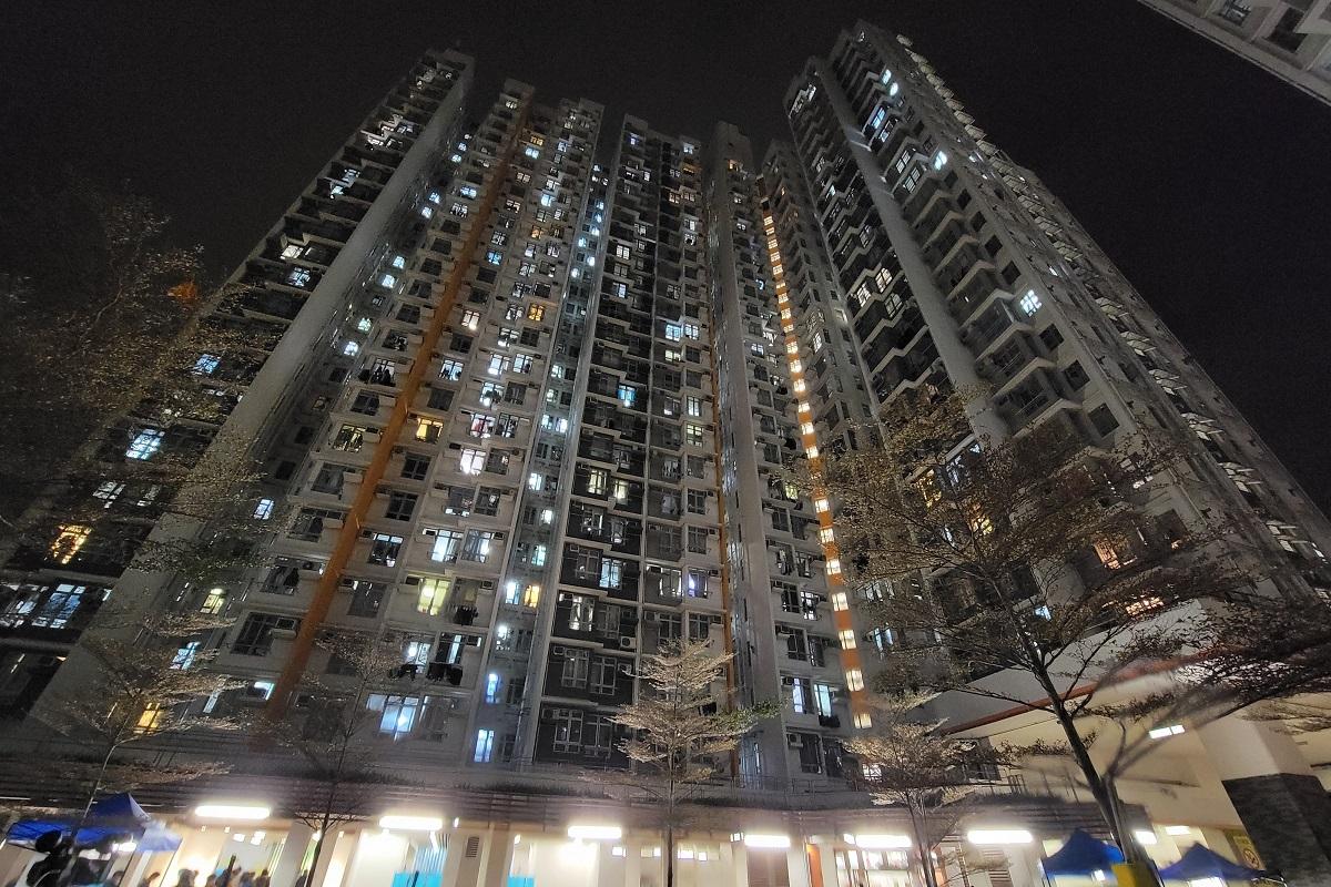 政府向多區屋苑居民和清潔工人等派發快速檢測包，圖為洪褔邨洪樂樓。(資料圖片／鍾式明攝)