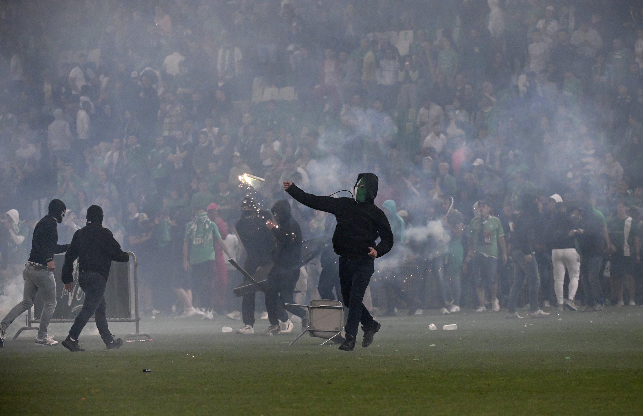 降班的聖伊天球迷，走入球場四處投擲煙火。(Twitter圖片)