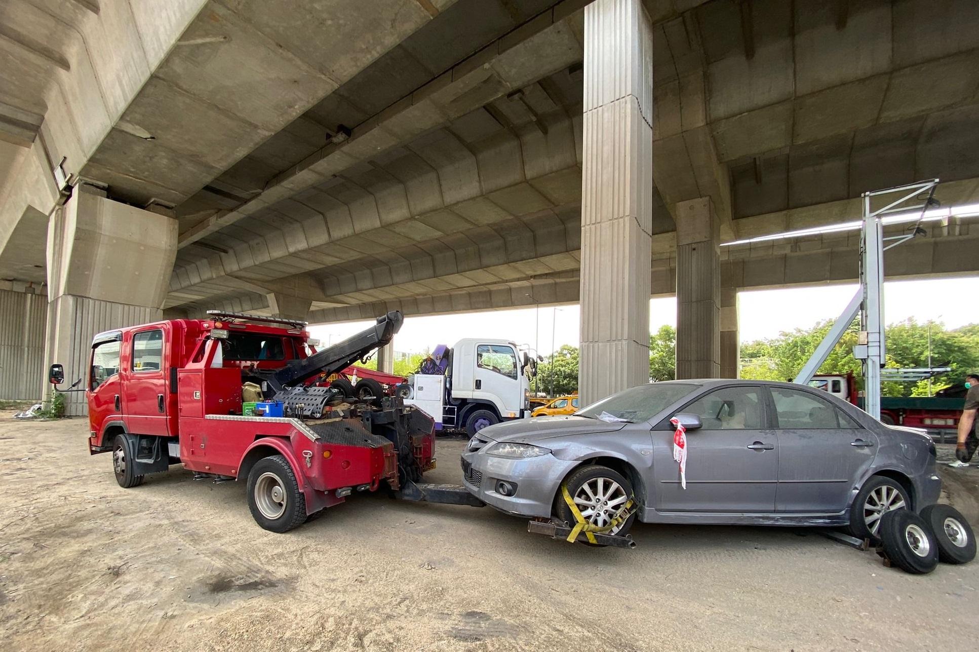 葵青警區拖走12輛棄置車輛。(警方提供)