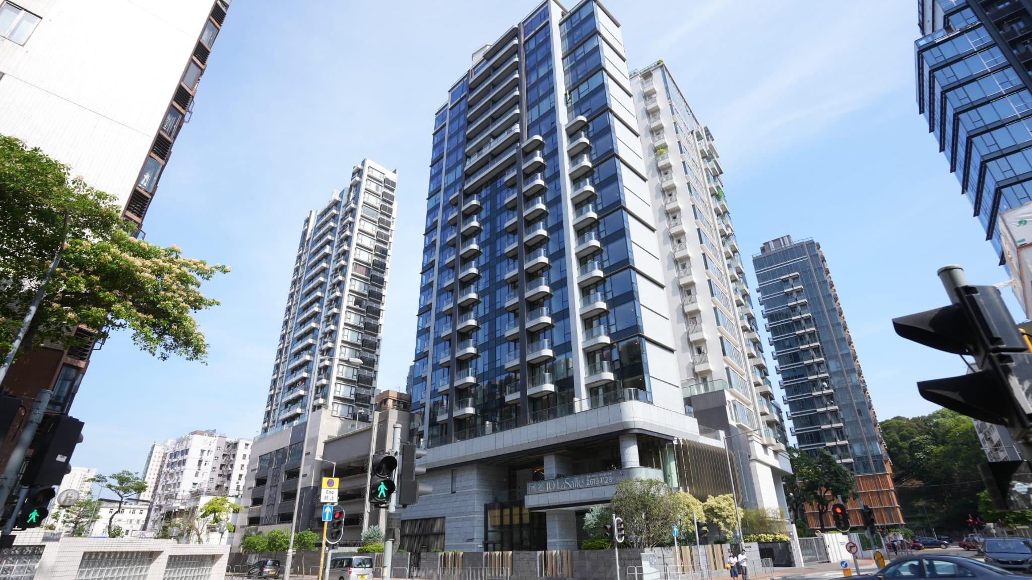 單幢現樓瀚名樓高17層，提供73伙，面積介乎298至1,990方呎，當中60個為一房標準戶，以及有12個實用面積1,990方呎的頂層三房特色戶。（陳奕釗攝）