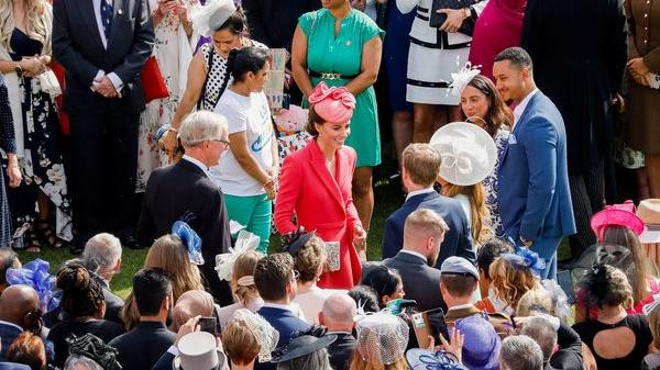 凱特亮麗裙子出席花園派對。
