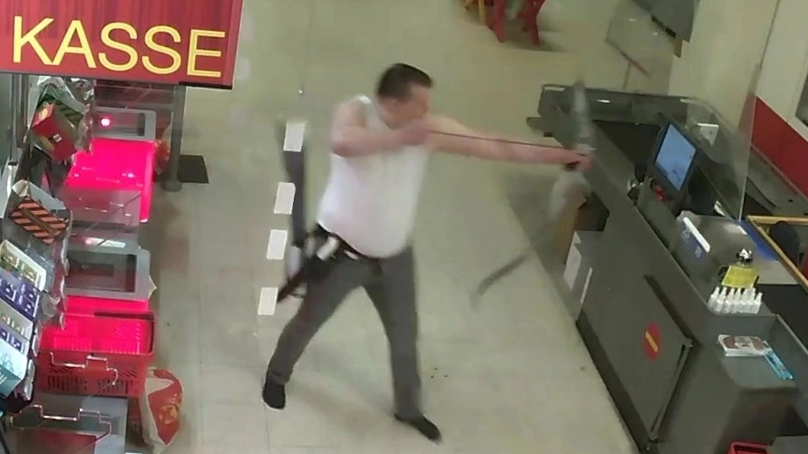 狂漢「驚就快盲」弓箭襲挪威超市5死2傷 駭人行兇照曝光