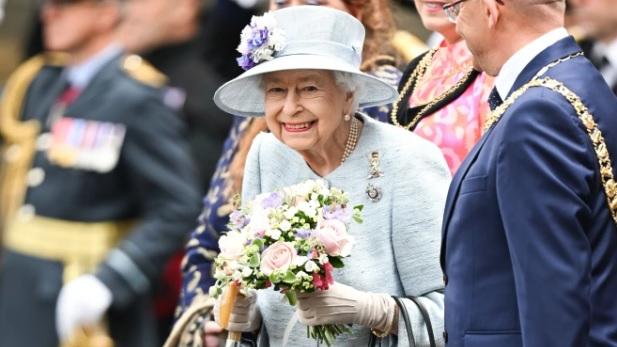 英女王周一出席愛丁堡「鑰匙交託儀式」，全程面帶笑容。(互聯網)