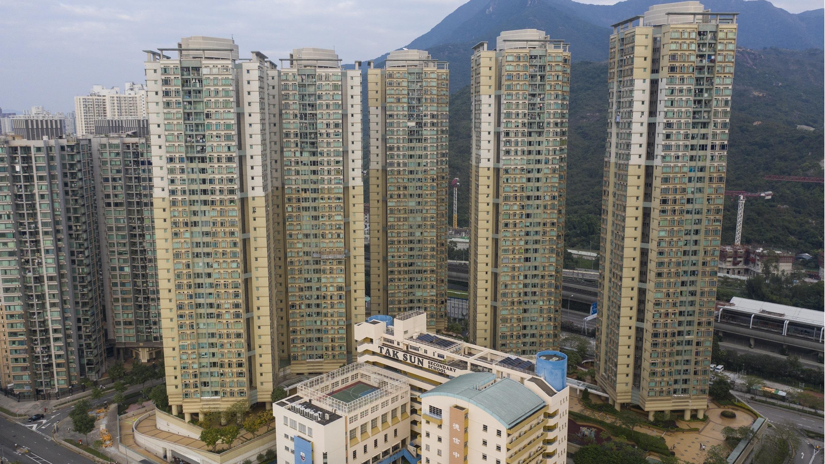 本月馬鞍山曉峰灣畔暫錄3宗成交，其中一個成交為1座高層A室兩房戶，減35萬元後，以755萬元易手，呎價15,664元。