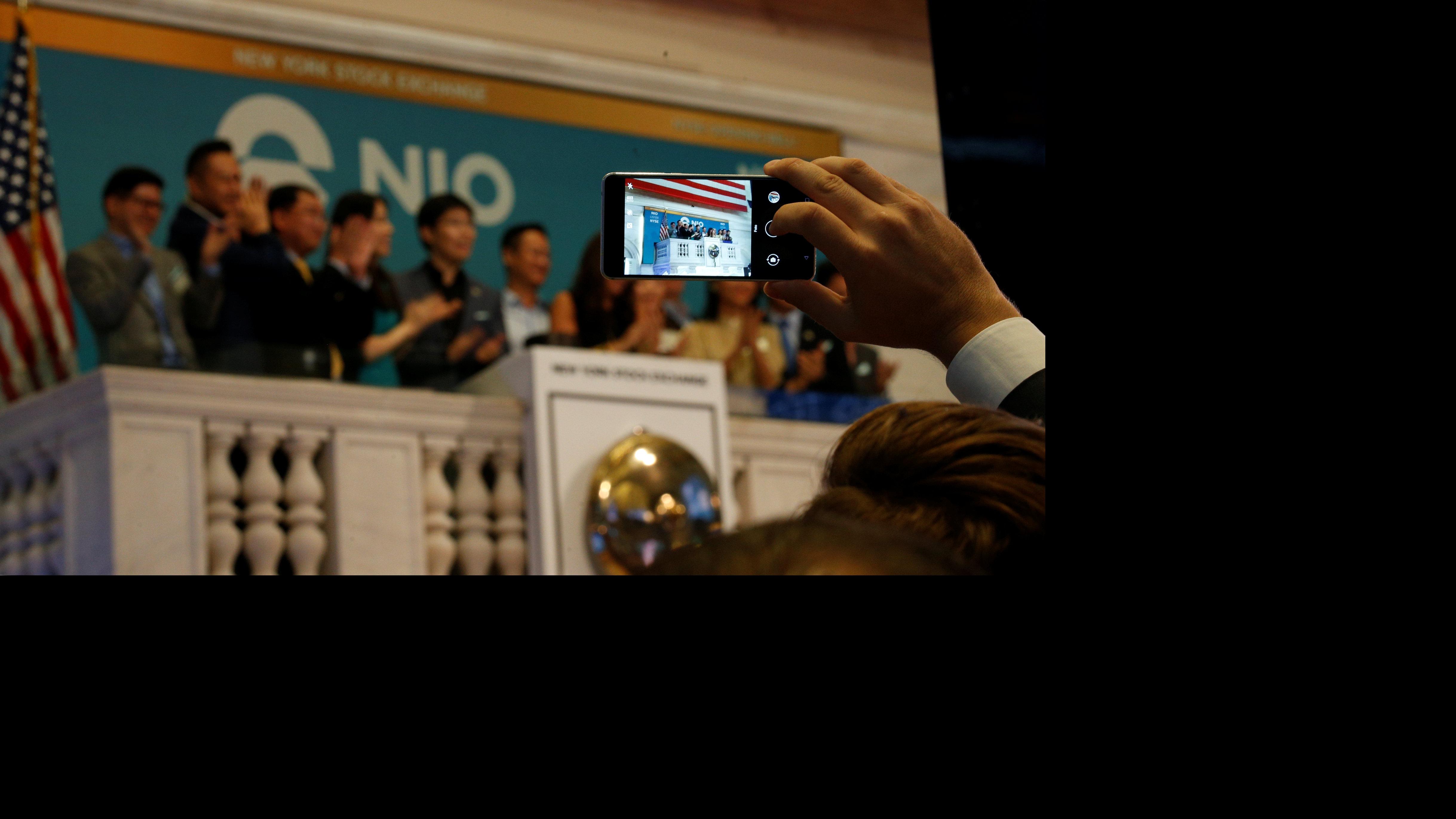 港股收市｜恒指挫422點 蔚來拖累車股齊齊瀉