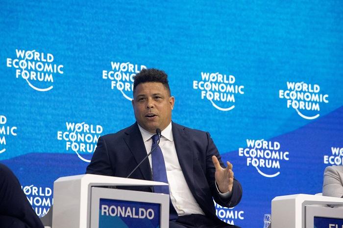 已經「發福」的朗拿度，以踩單車為球會升班「找數」。(路透社)