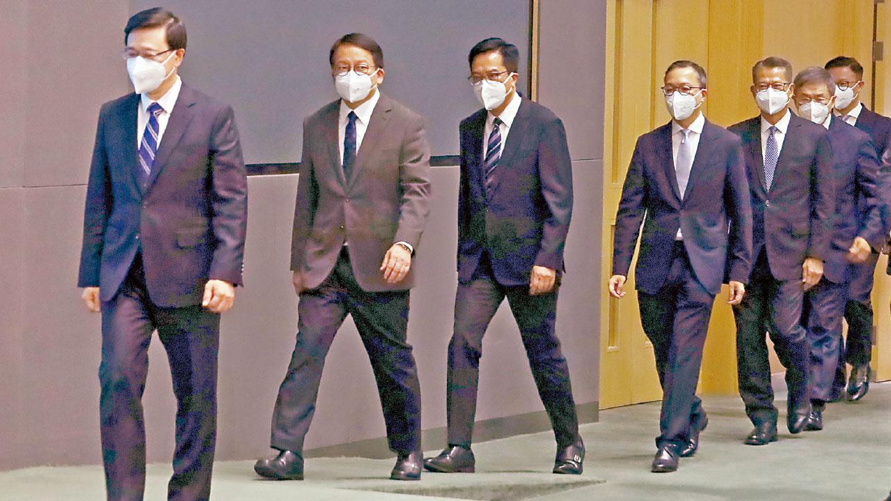 形容團隊多元團結忠誠  李家超率26人新班子亮相