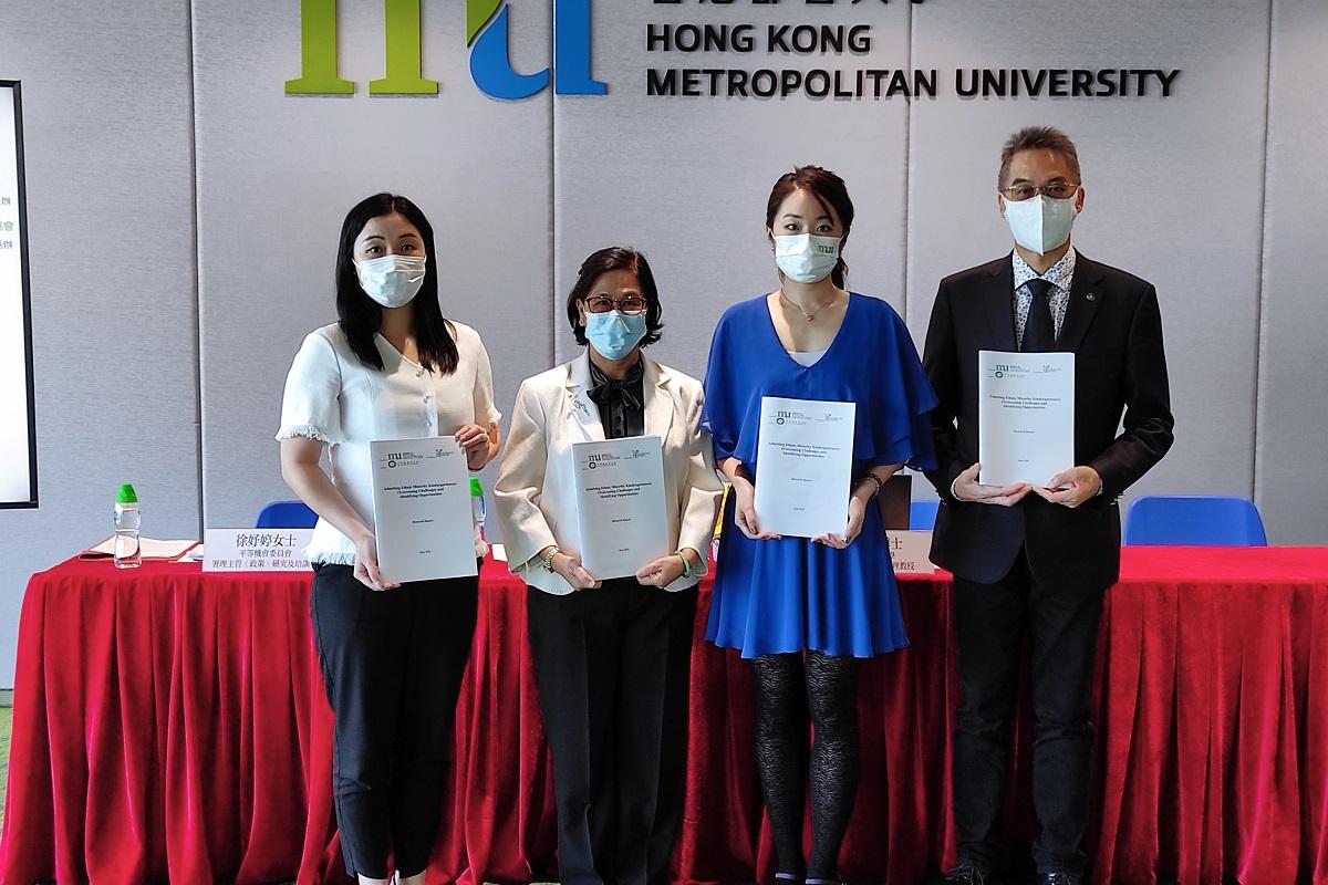 王明善(右二)指，招收少數族裔學生最大的困難，是沒有足夠的人手及經驗。(李朗僑攝)