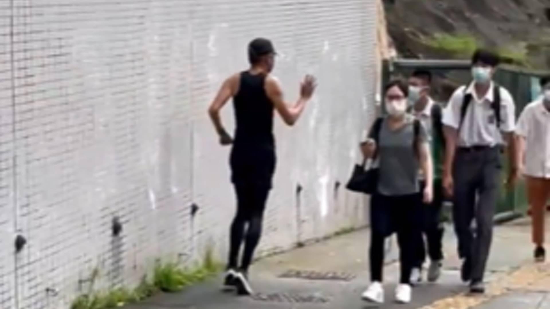 周潤發黑色運動裝石硤尾跑步親民揮手　網民：型到爆裂