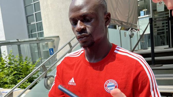 網傳文尼穿上拜仁的裝束，為球迷簽名。(Twitter圖片)