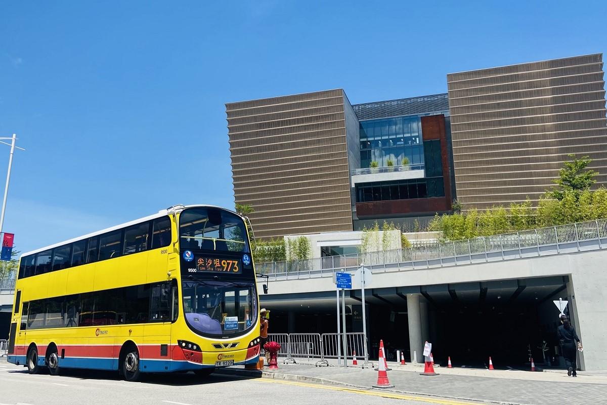 城巴973線在香港故宮文化博物館開幕當日起，逢周末繞經西九文化區。(城巴提供)