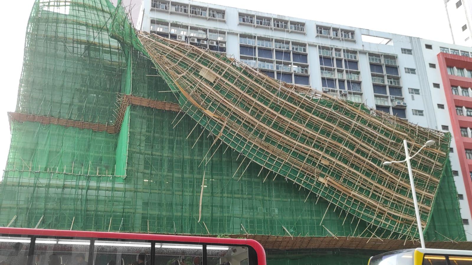 長沙灣工廈受強風吹襲　外牆棚架倒塌