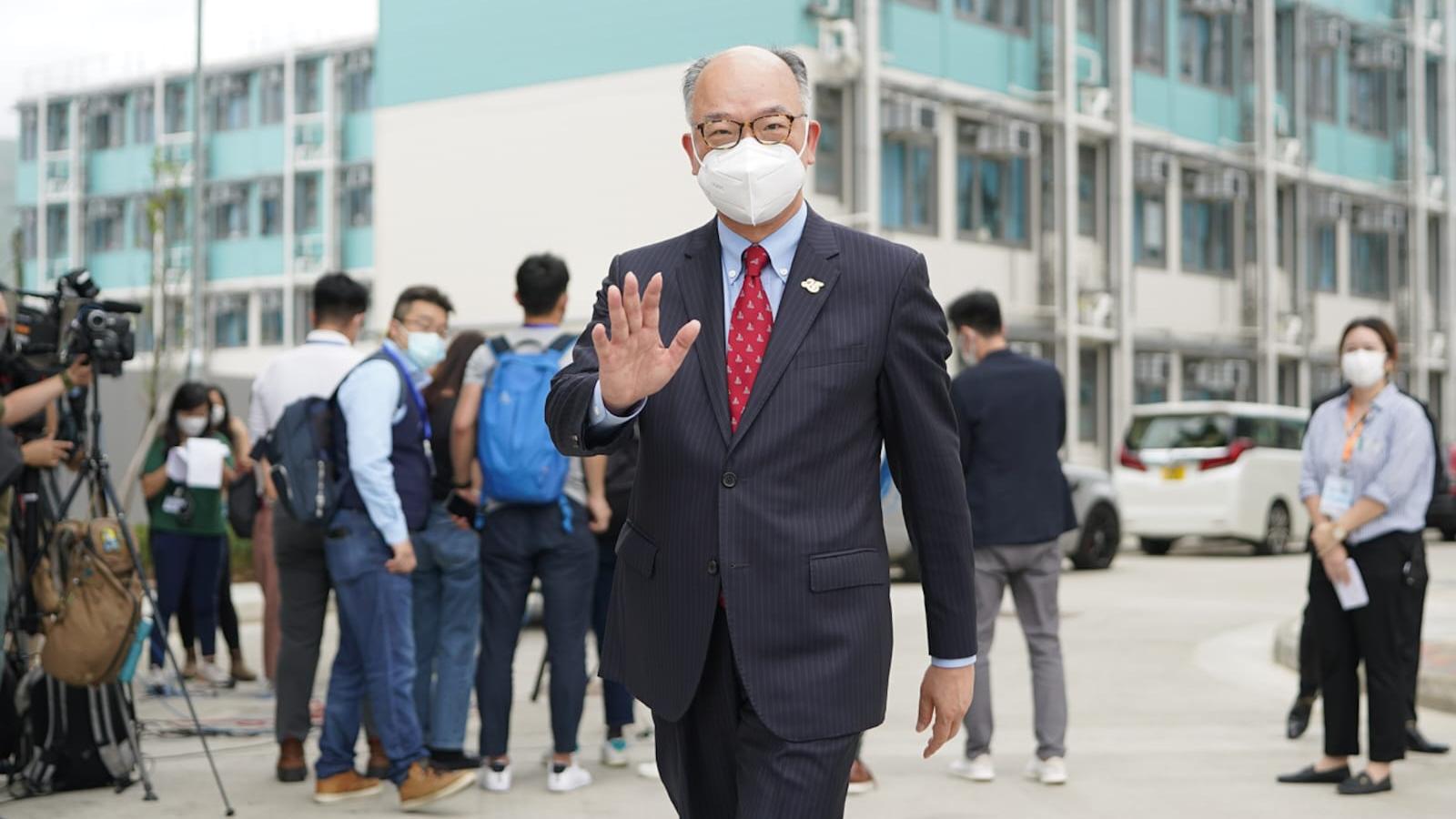陳帆參觀元朗過渡性房屋項目「博愛江夏圍村」第一期單位。(李睿哲攝)