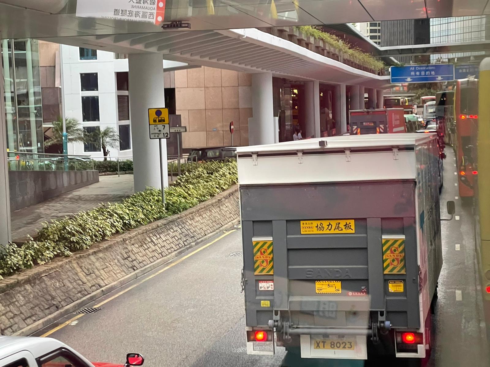 市民乘搭巴士時於交易廣場一帶塞車