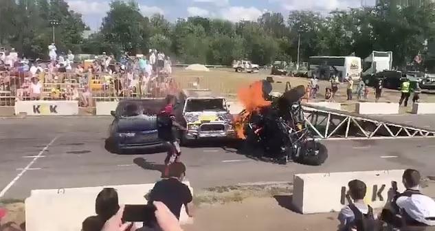 科切爾加失手，特技車著地翻側起火。(互聯網)