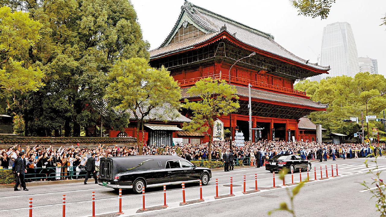日本民眾沉痛送別安倍晉三