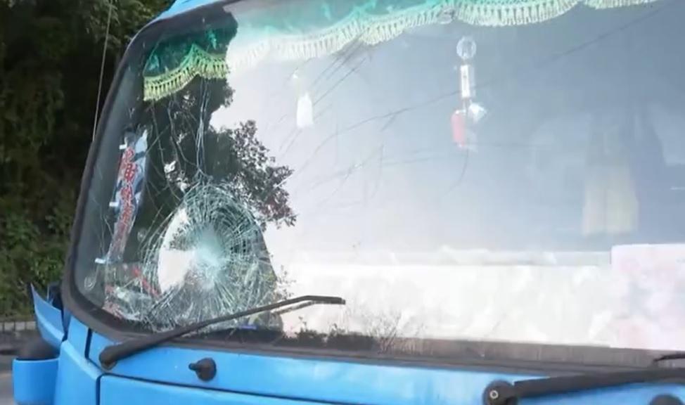 西貢一名89歲老翁捲車底拖行10米不治，輕型貨車超重司機涉危駕被捕。(更新)。(電視截圖)