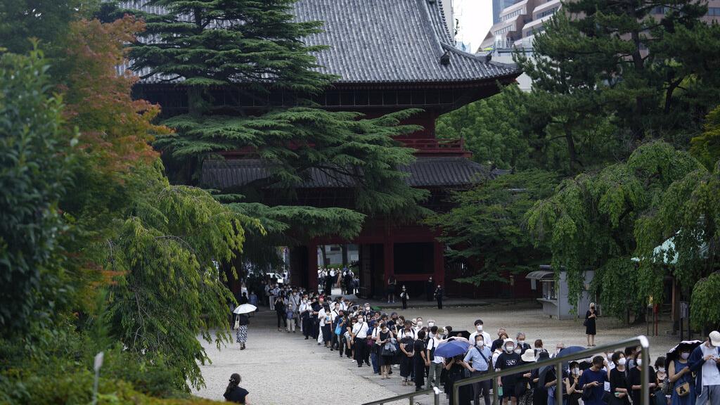 大量公眾在增上寺外排隊。(美聯社)