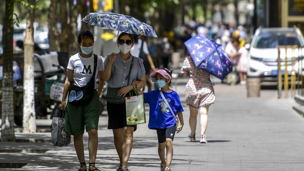 內地熱浪捲土重來，預計熱到月底。(中新社)