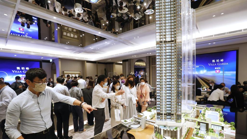 在第五波疫情打擊下，上半年一手新盤銷情大受影響，據土地註冊處最新數據顯示，今年上半年全港累錄4,735宗一手私宅買賣登記，較去年下半年的9,277宗急挫49%。(資料圖片)