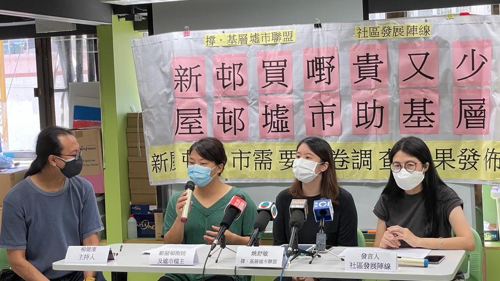 聯盟計劃幹事姚舒敏(右二)表示，持續在屋邨辦墟市，不但有助基層就業及創業，亦令邨內區民有更多購物選擇。　