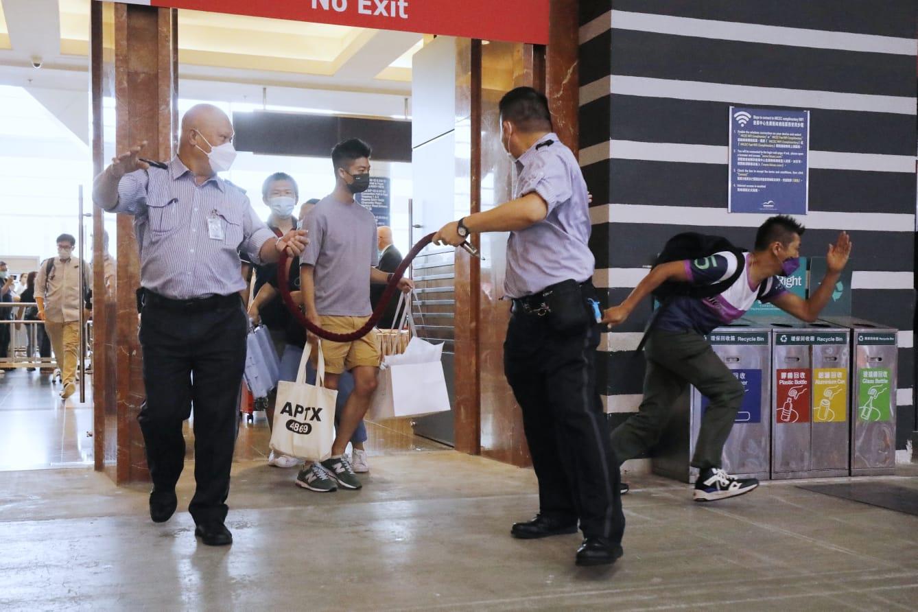 有市民跑向自己心儀的攤位