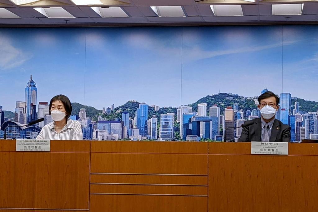 衞生防護中心傳染病處主任張竹君(左)和醫管局總行政經理李立業(右)出席新型肺炎疫情記者會。(羅庸軒攝)