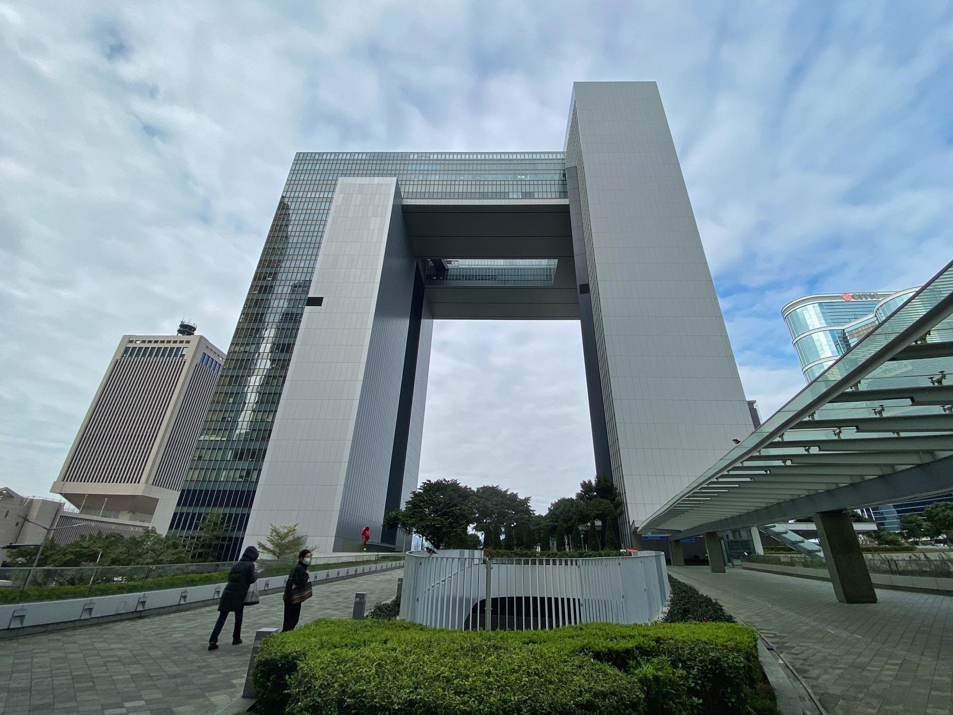 香港仍在陰乾內耗中