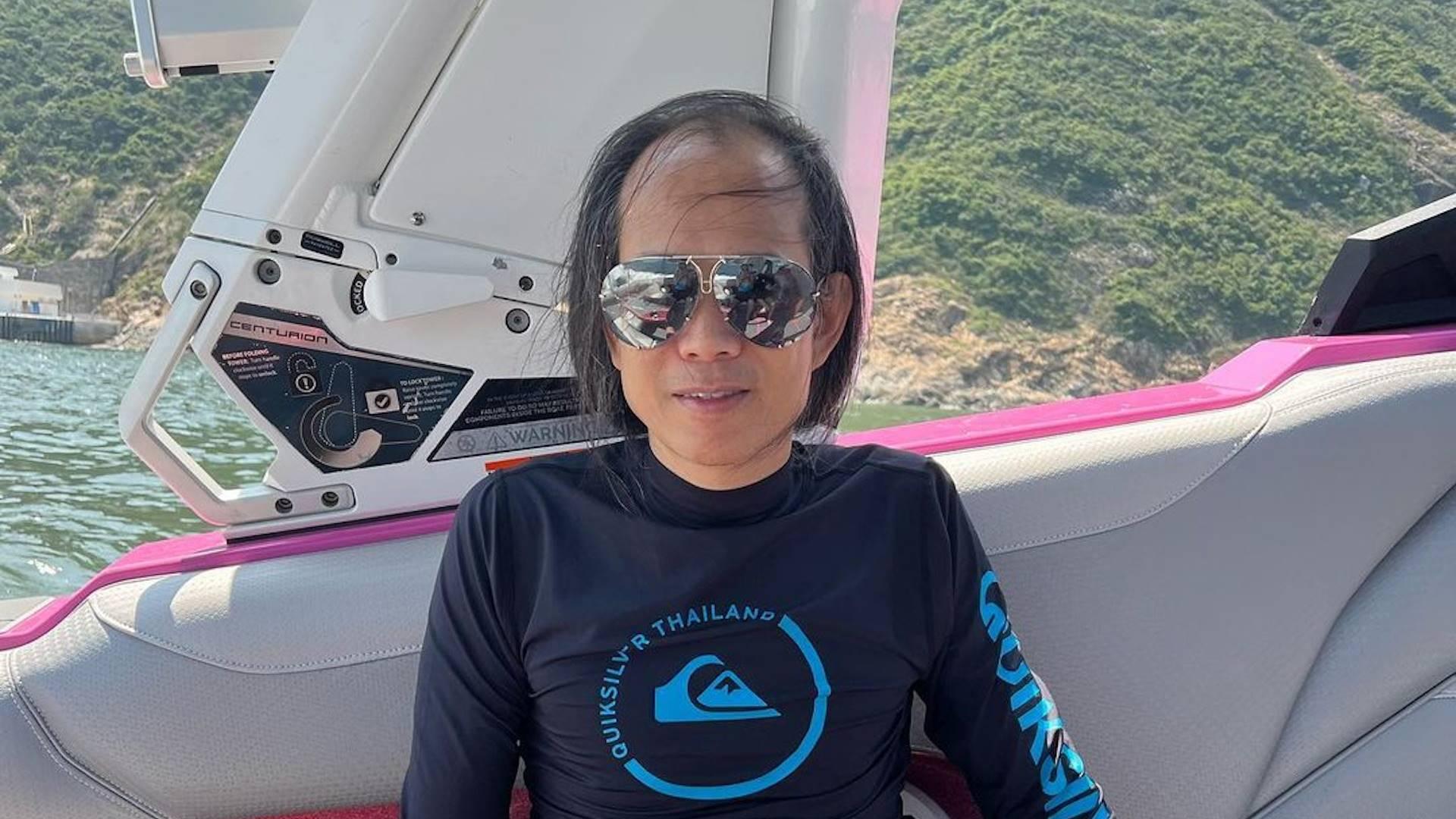 蘇民峰罕轉「中短髮look」出海滑水　唔通又關風水事？